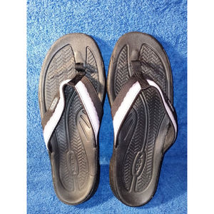 KEEN Kona women's flip flops sandals - Black/Thistle -summer/beach sz8